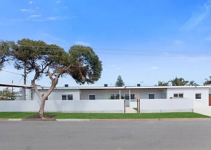 The Elements L Fire L 4 Stunning Apartments Each With Private Outdoor Dining L Walk To The Beach L Family Friendly L Wifi L Netflix L Outdoor Shower L Communal Bbq Pavilion And Lawn Area L